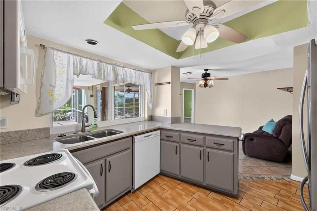 Image 14 of property listing at 102 SE 38th TER, Cape Coral, FL 33904