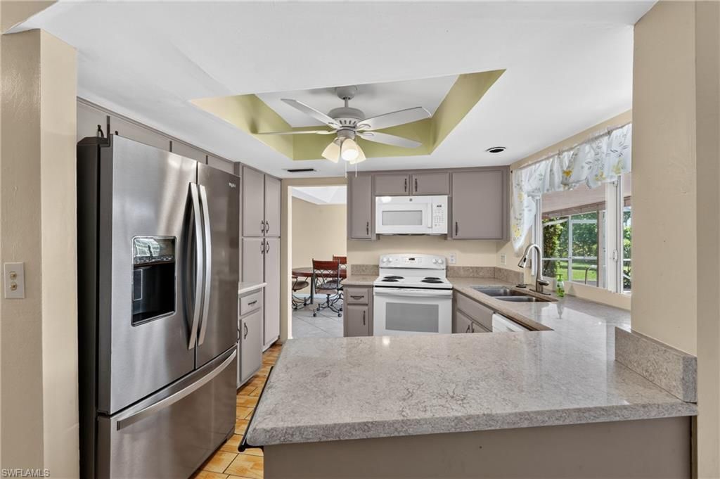 Image 16 of property listing at 102 SE 38th TER, Cape Coral, FL 33904