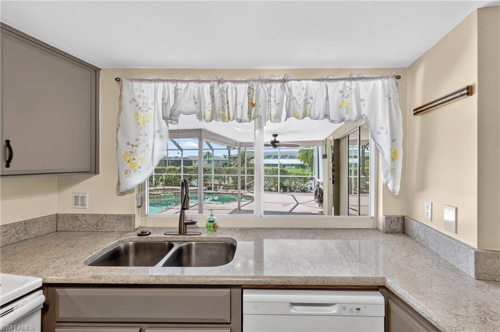 Image 17 of property listing at 102 SE 38th TER, Cape Coral, FL 33904
