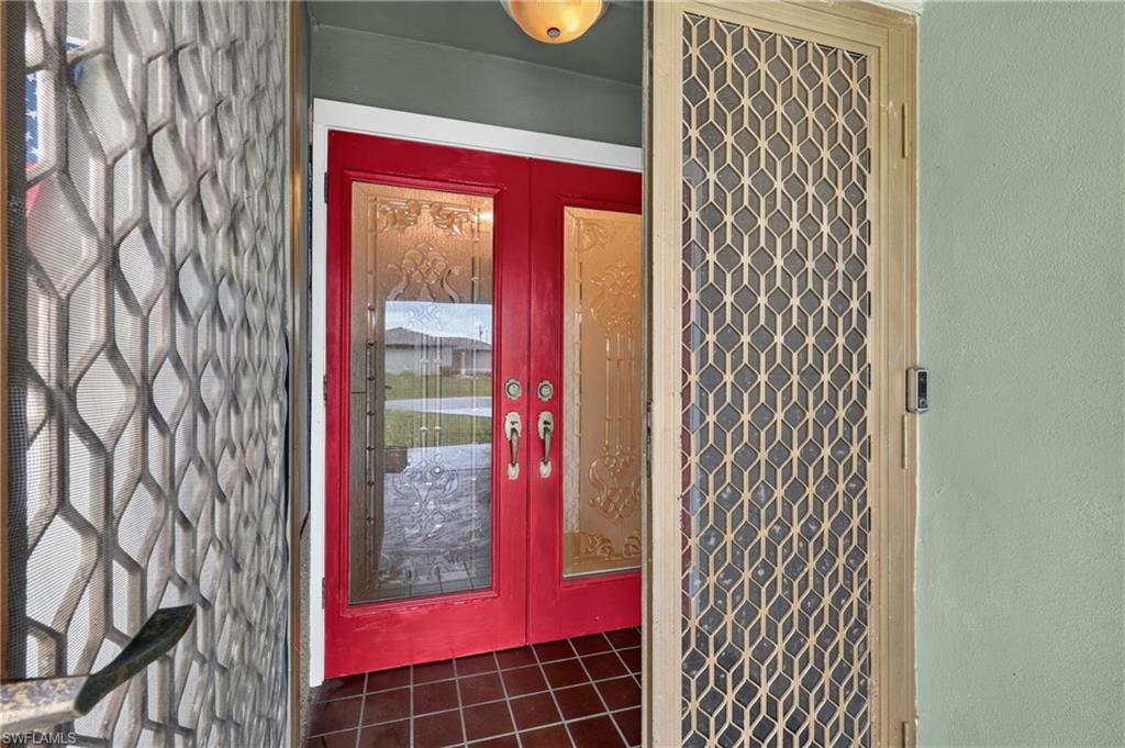 Image 6 of property listing at 102 SE 38th TER, Cape Coral, FL 33904