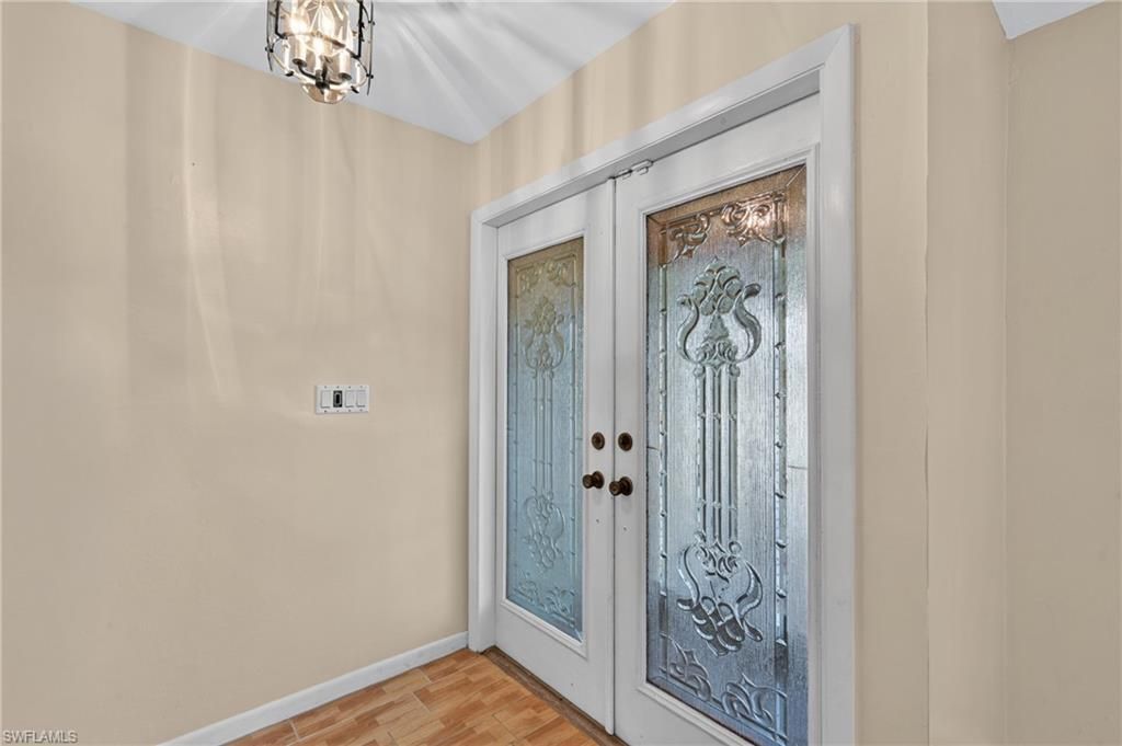 Image 7 of property listing at 102 SE 38th TER, Cape Coral, FL 33904