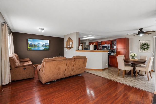 649 Lincoln Station Drive 1302, Oswego, IL 60543