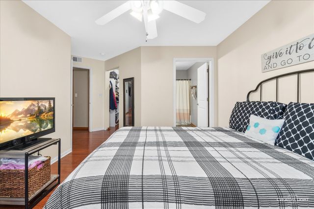 649 Lincoln Station Drive 1302, Oswego, IL 60543