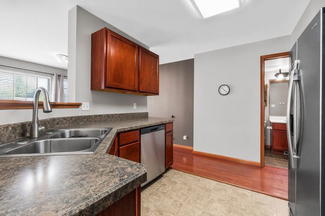 649 Lincoln Station Drive 1302, Oswego, IL 60543