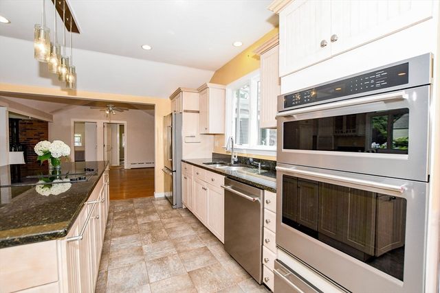 14 Crapo Street, Marion, MA 02738