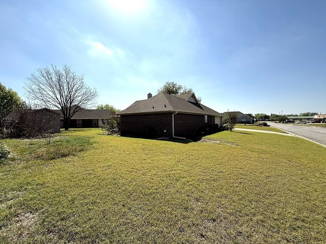 1001 Hunters Court, Sanger, TX 76266