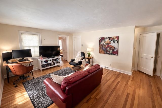 45 Mcphee Rd 1, Framingham, MA 01701