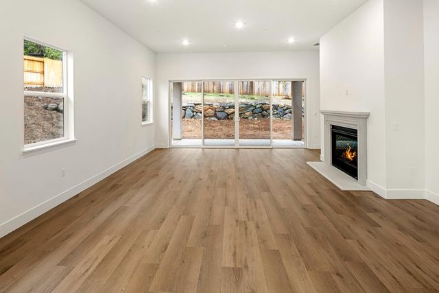 446 Canyon Creek Dr, Auburn, CA 95603