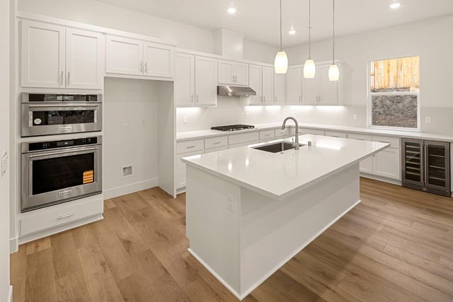 446 Canyon Creek Dr, Auburn, CA 95603