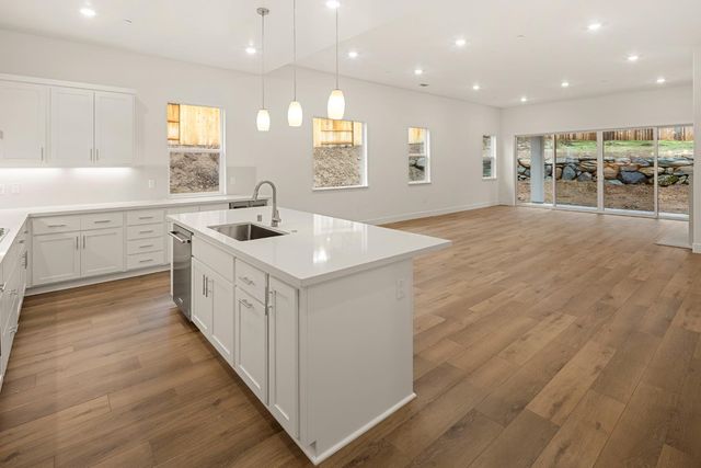 446 Canyon Creek Dr, Auburn, CA 95603