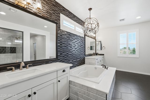 2830 E PEARL Street, Mesa, AZ 85213