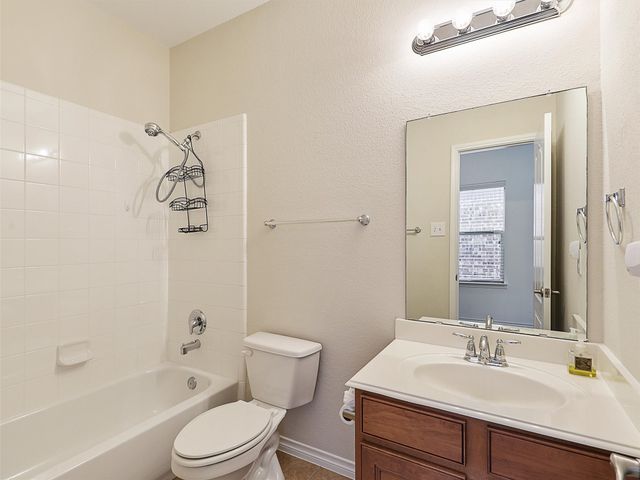 5582 Grosseto Drive, Frisco, TX 75034