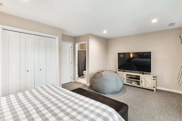 8943 Nelle Lane, West Des Moines, IA 50266
