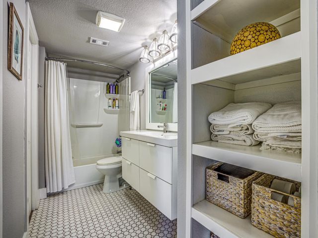 4303 Buena Vista Street 203, Dallas, TX 75205