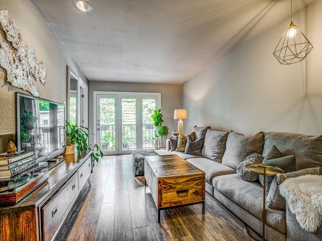 4303 Buena Vista Street 203, Dallas, TX 75205
