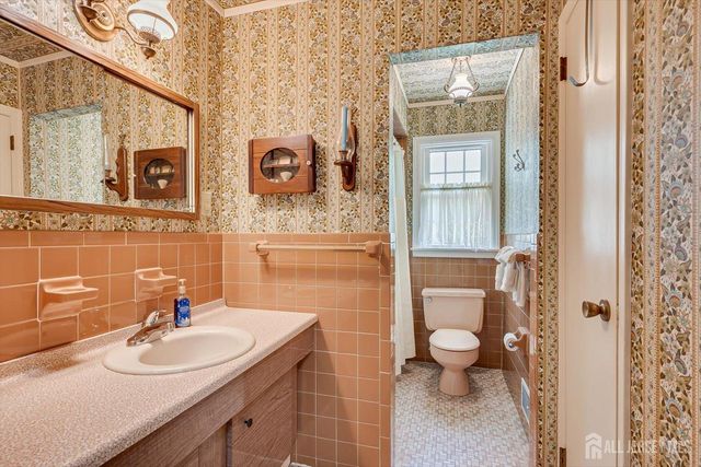 560 Wakefield Drive, Metuchen, NJ 08840