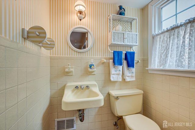 560 Wakefield Drive, Metuchen, NJ 08840