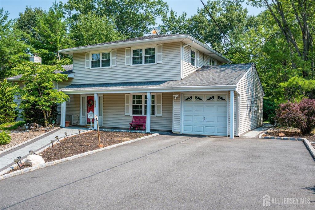 560 Wakefield Drive, Metuchen, NJ 08840