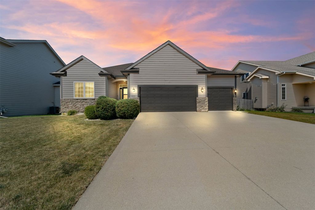 2210 SE Leeann Drive, Waukee, IA 50263
