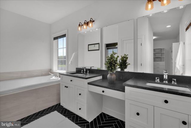 658 FLEETWOOD DR, Lititz, PA 17543