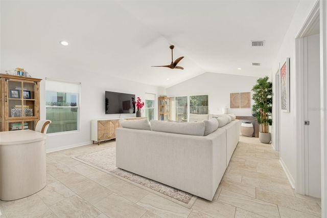 240 24TH AVENUE N, St Petersburg, FL 33704