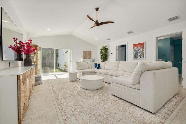 240 24TH AVENUE N, St Petersburg, FL 33704