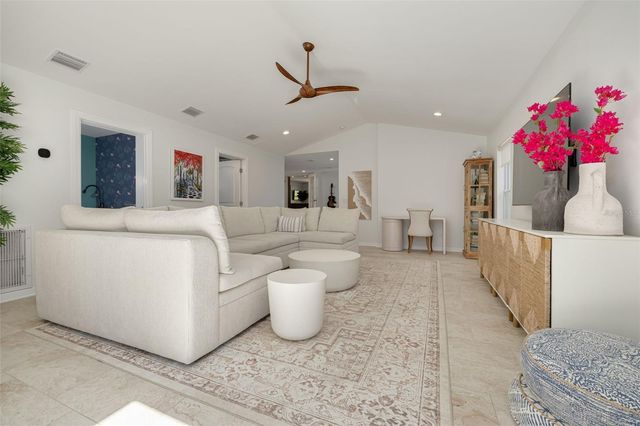 240 24TH AVENUE N, St Petersburg, FL 33704