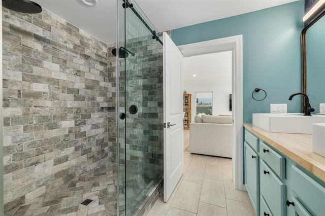 240 24TH AVENUE N, St Petersburg, FL 33704