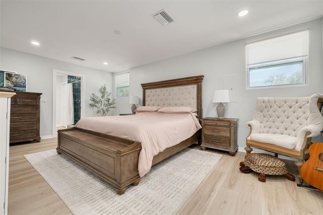 240 24TH AVENUE N, St Petersburg, FL 33704