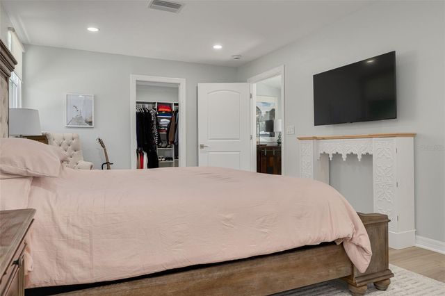 240 24TH AVENUE N, St Petersburg, FL 33704