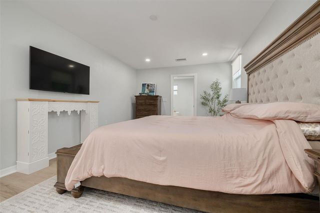 240 24TH AVENUE N, St Petersburg, FL 33704