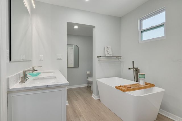 240 24TH AVENUE N, St Petersburg, FL 33704