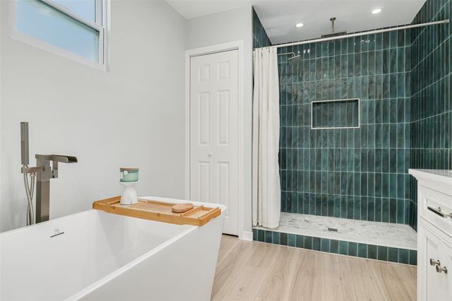 240 24TH AVENUE N, St Petersburg, FL 33704