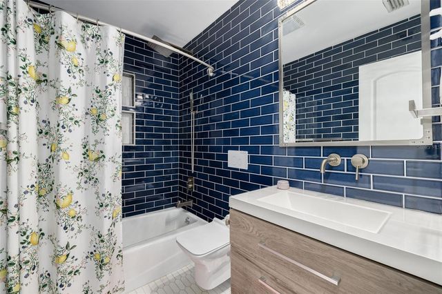 240 24TH AVENUE N, St Petersburg, FL 33704