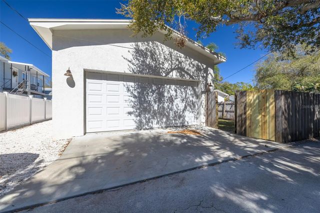 240 24TH AVENUE N, St Petersburg, FL 33704