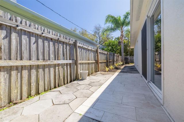 240 24TH AVENUE N, St Petersburg, FL 33704