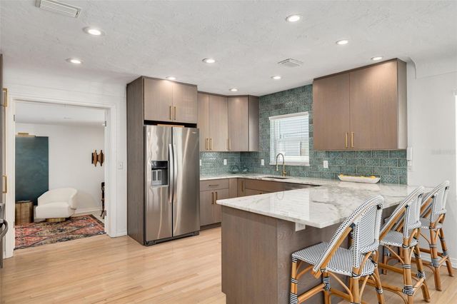 240 24TH AVENUE N, St Petersburg, FL 33704