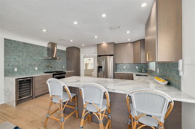 240 24TH AVENUE N, St Petersburg, FL 33704