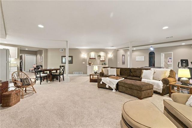 3829 S Coachman Drive, Independence, MO 64055
