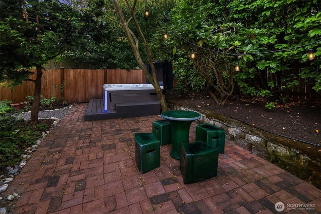 207 25th Avenue, Seattle, WA 98122