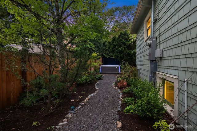 207 25th Avenue, Seattle, WA 98122