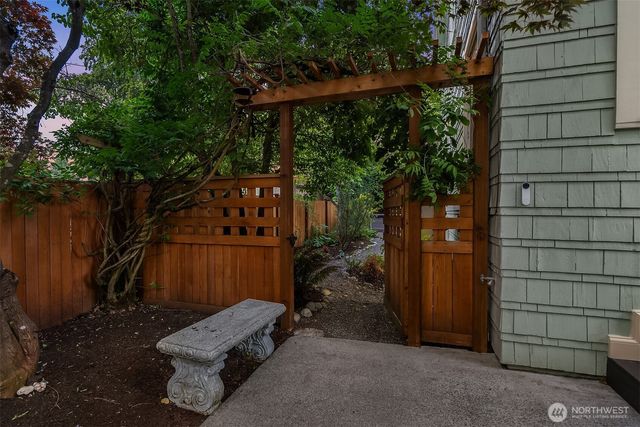 207 25th Avenue, Seattle, WA 98122