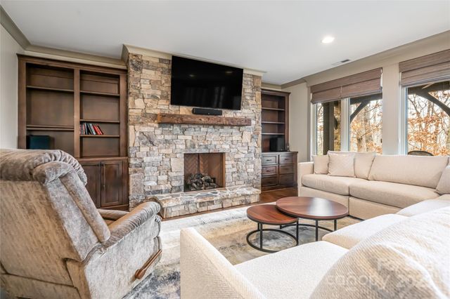 2 Cherokee Orchard Court, Fairview, NC 28730