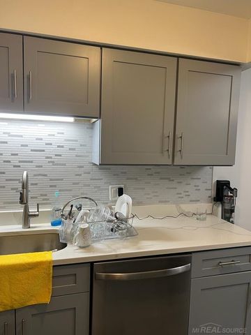 12064 Ina unite 122 Drive, Sterling Heights, MI 48312
