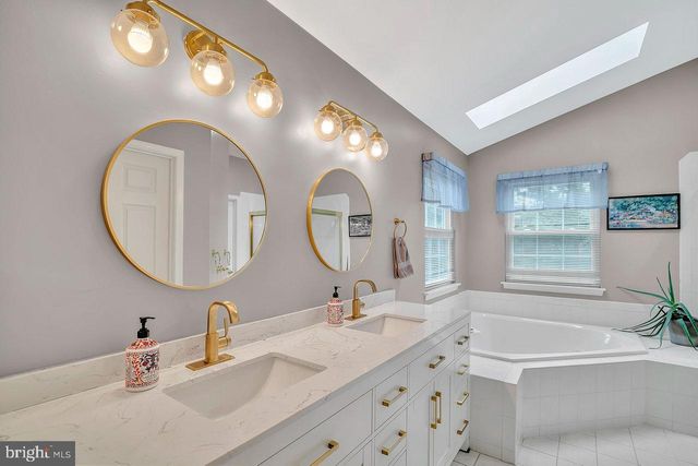 222 IVANHOE DR, Robbinsville, NJ 08691