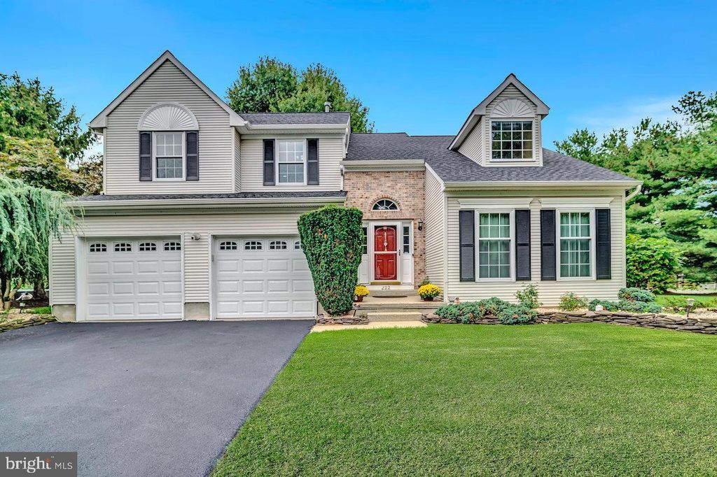222 IVANHOE DR, Robbinsville, NJ 08691