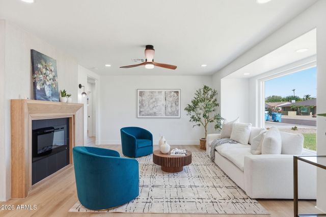 933 E CAVALIER Drive, Phoenix, AZ 85014
