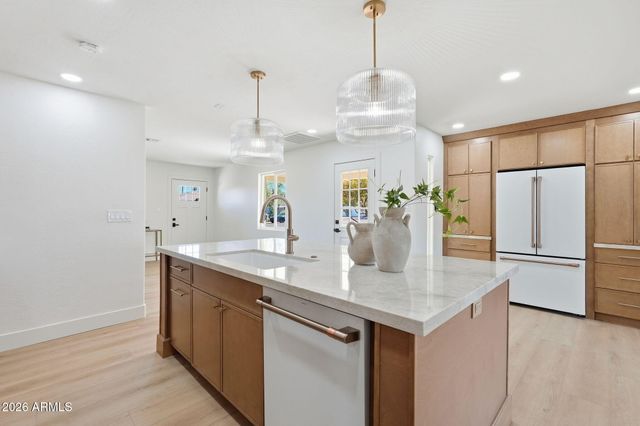 933 E CAVALIER Drive, Phoenix, AZ 85014