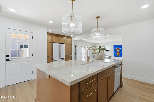 933 E CAVALIER Drive, Phoenix, AZ 85014