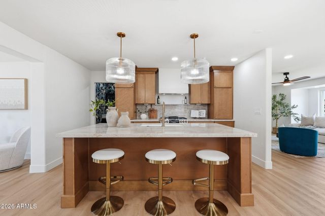 933 E CAVALIER Drive, Phoenix, AZ 85014